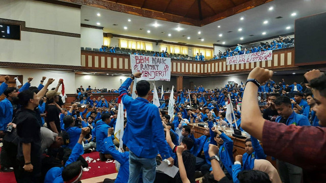 Massa mahasiswa yang menggelar demo memprotes kenaikan harga BBM 'menduduki' gedung utama kantor DPR Aceh, Senin (5/9/2022). Foto: Habil Razali/acehkini