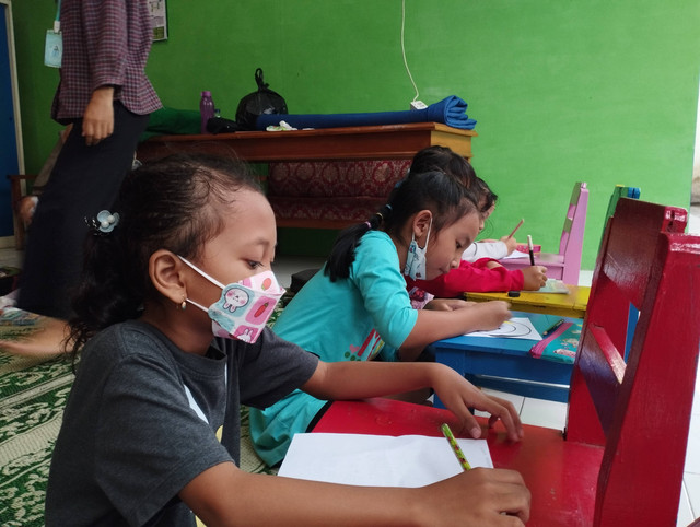Gambar 2. Anak-anak sedang belajar                                                                                           Sumber: Dokumentasi Kegiatan, 2022