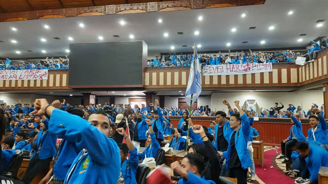 Massa mahasiswa masuk dan menduduki gedung utama kantor DPR Aceh, Senin (5/9) siang. Massa protes kenaikan harga BBM. Foto: Habil Razali/acehkini
