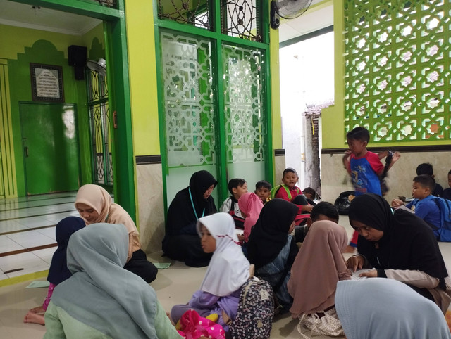 Gambar 1. Suasana kegiatan pengajaran TPA                                                                    Sumber: Dokumentasi Kegiatan, 2022