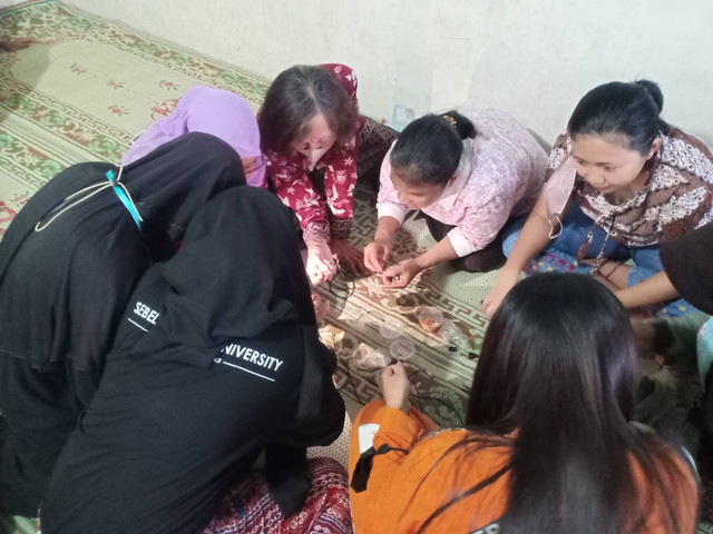 Gambar 1. Pelatihan Pembuatan Strap Mask Bersama Ibu-Ibu PKK                                      Sumber: Dokumentasi Kegiatan, 2022