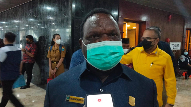 Ketua DPR Papua Barat, Orgenes Wonggor