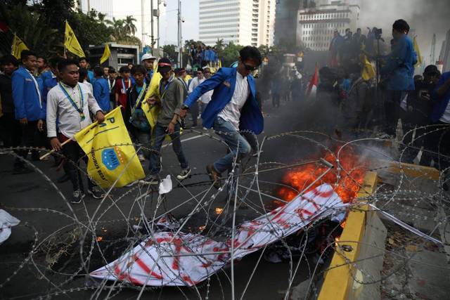 Mahasiswa menggelar aksi unjuk rasa  di Jalan Medan Merdeka Barat, Senin (5/9/2022).  Foto: Aditia Noviansyah/kumparan