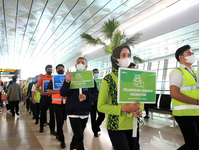 Direksi AP II bertugas jadi frontliner layani penumpang saat peringati hari pelanggan nasional di Bandara Soekarno-Hatta, Tangerang, Senin (5/9/2022).  Foto: Dok. AP II
