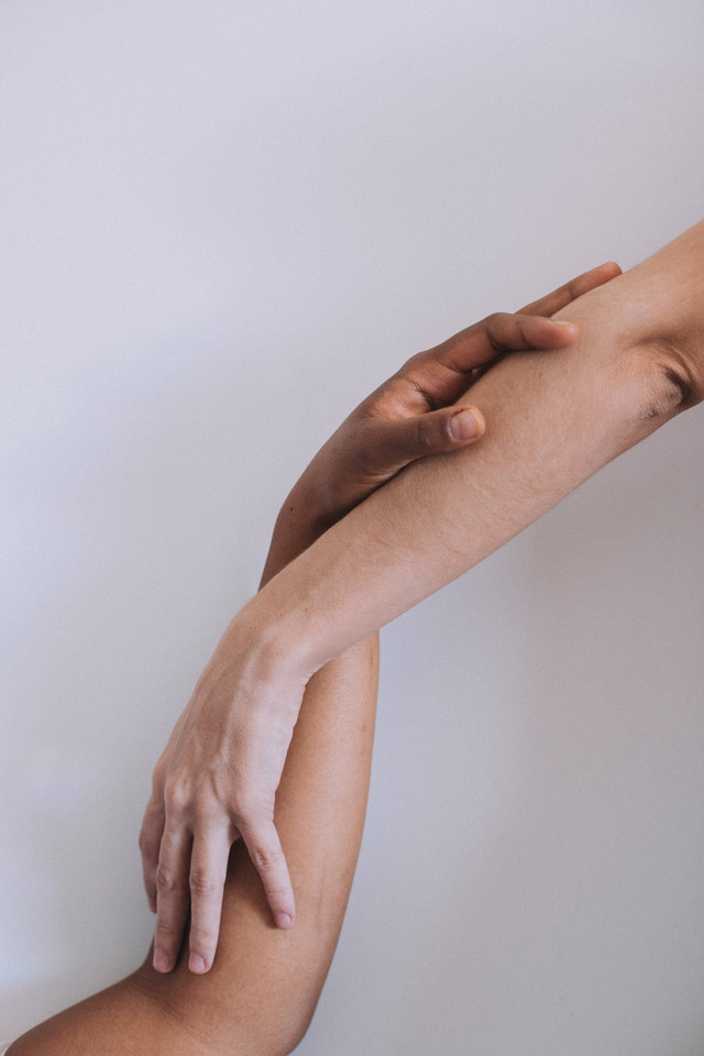 Sumber: https://www.pexels.com/id-id/foto/pasangan-cinta-tangan-romantis-6760495/