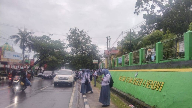 Pelajar di Kendari tidak mendapatkan angkot saat pulang sekolah, pada Senin (05/09). Foto: kendarinesia