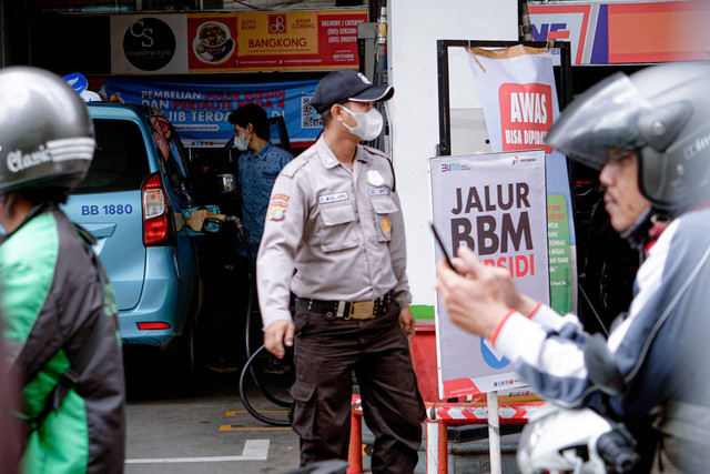 Satpam berjaga di Stasiun Pengisian Bahan Bakar Umum (SPBU) di Kuningan, Jakarta, Selasa (6/9/2022).  Foto: Jamal Ramadhan/kumparan