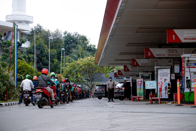 Antrean kendaraan di Stasiun Pengisian Bahan Bakar Umum (SPBU) di Kuningan, Jakarta, Selasa (6/9/2022).  Foto: Jamal Ramadhan/kumparan