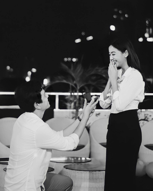 Glenca Chysara dilamar oleh Rendi Jhon. Foto: @glencachysaraofficial