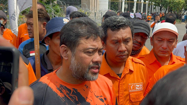Presiden Partai Buruh, Said Iqbal di depan Gedung DPR, Jakarta, Selasa (6/9/2022). Foto: Zamachsyari/kumparan