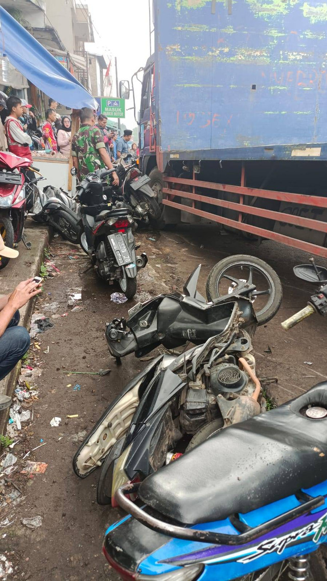 Truk fuso tabrak belasan motor di Pasar Gekbrong Cianjur, Selasa (6/9/2022). Foto: Dok. Istimewa