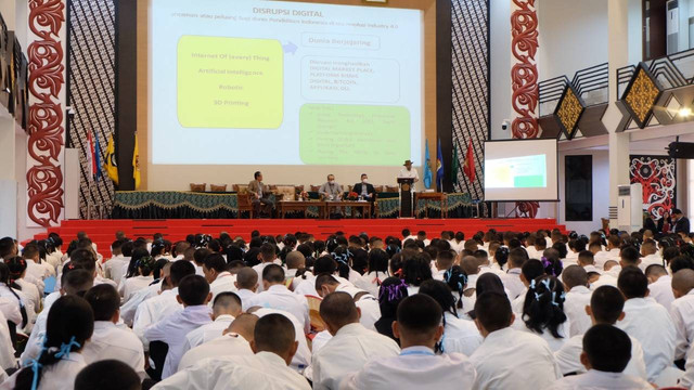 Anggota Komisi X DPR RI, Adrianus Asia Sidot, memberikan kuliah umum di UPB Pontianak. Foto: Dok. Srilinus Lino