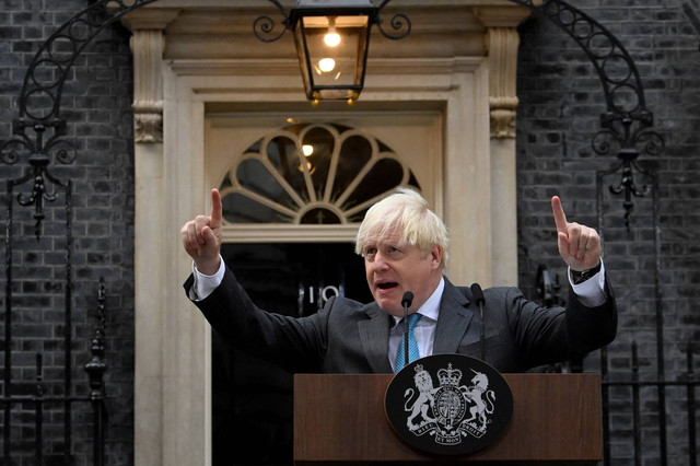 Perdana Menteri Inggris Boris Johnson menyampaikan pidato pada hari terakhirnya menjabat, di luar Downing Street, di London Inggris, Selasa (6/9/2022). Foto: Toby Melville/REUTERS