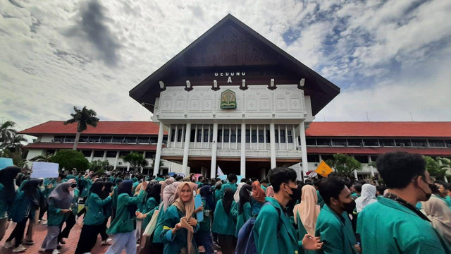 Demonstrasi menolak kenaikan harga bahan bakar minyak (BBM) berlanjut di hari kedua, Selasa (6/9) di depan Kantor Gubernur Aceh. Foto: Habil Razali/acehkini