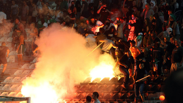 Ilustrasi bentrok suporter bola. Foto: Shutterstock