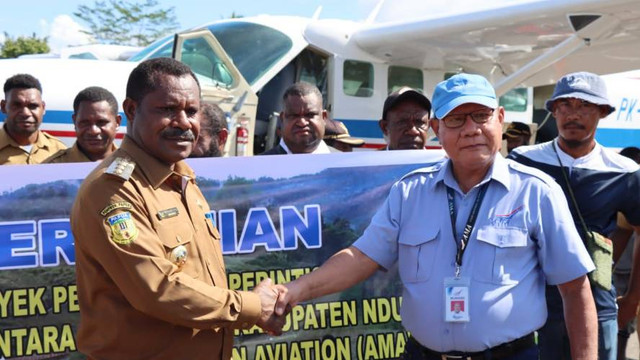 Bupati Nduga, Namia Gwijangge saat peresmian harga subsidi penerbangan yang bekerjasama dengan PT AMA. (Foto istimewa)
