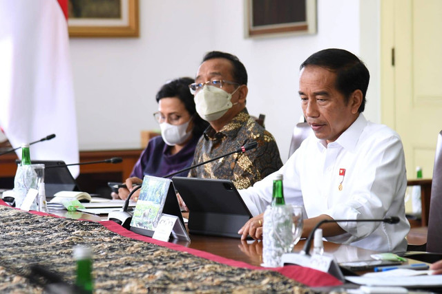 Presiden Joko Widodo menggelar rapat terbatas terkait Evaluasi Proyek Strategis Nasional (PSN) di Istana Kepresidenan Bogor, Jawa Barat, Selasa (6/9).
 Foto: Lukas/Biro Pers Sekretariat Presiden