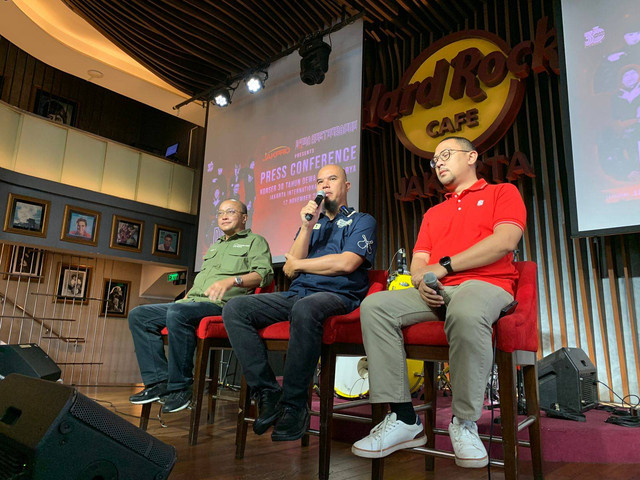 Ahmad Dhani, dirut Jakpro, Widi Amanasto, dan CEO Redline Kreasindo, Rionaldo Liputo dalam acara konferensi pers rangakaian konser tur 30 kota Dewa 19 di Hard Rock cafe, Jakarta (6/9/2022). Foto: Luthfi Humam/kumparan