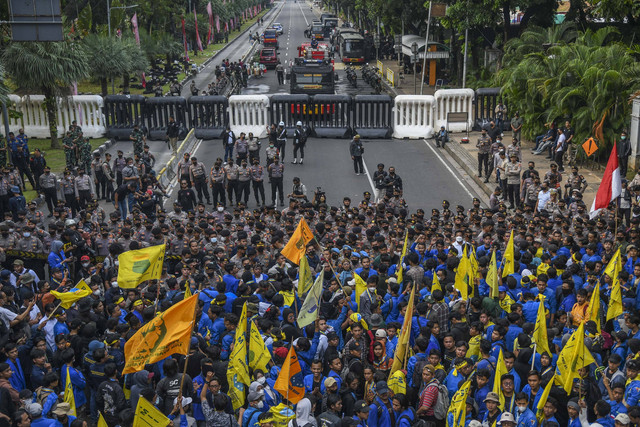 Sejumlah mahasiswa menggelar unjuk rasa menolak kenaikan harga BBM di kawasan Patung Kuda Arjuna Wiwaha, Jakarta, Senin (5/9/2022). Foto: Galih Pradipta/Antara Foto