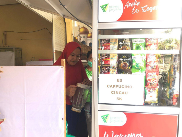 Senin kemarin, (5/9/2022) Dompet Dhuafa Bali luncurkan program terbaru nya untuk menggerakkan ekonomi masyarakat kecil yaitu program Warung Hebat. Nurul salah satu penerima manfaat Warung Hebat di Jalan Pertulaka, Denpasar, Bali. Dok DD Bali
