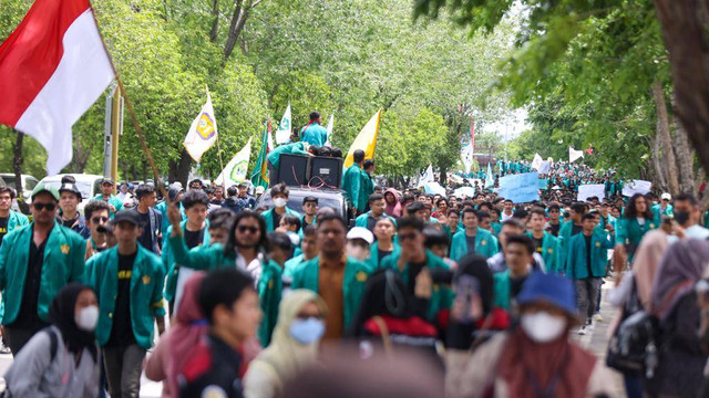 Demonstrasi mahasiswa menolak kenaikan harga BBM di depan kantor gubernur Aceh, Selasa (6/9/2022). Foto: acehkini