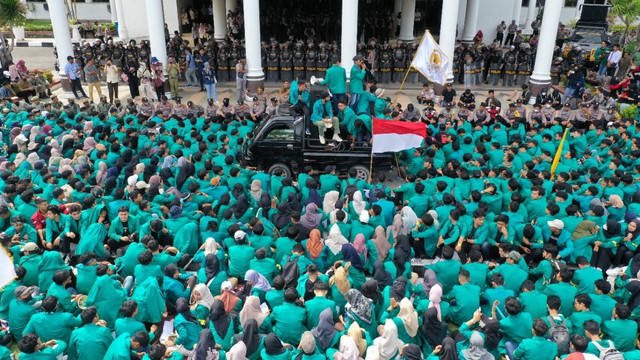 Mahasiswa di halaman kantor gubernur Aceh. Foto: acehkini