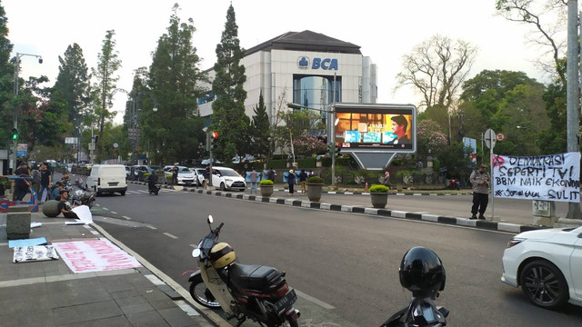 Ruas Jalan Dago, Kota Bandung, yang sempat diblokade oleh mahasiswa sudah bisa dilalui kendaraan pada Selasa (6/9/2022). Foto: Rachmadi Rasyad/kumparan