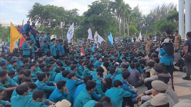 Pj Gubernur Aceh, Achmad Marzuki berbicara di depan mahasiswa yang menggelar aksi tolak kenaikan BBM 