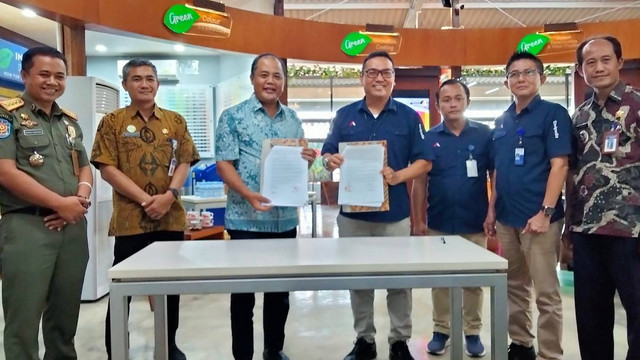 Ketua Umum Persika Karanganyar, Juliyatmono dan direksi perusahaan cat PT Indaco Warna Dunia usai penandatanganan kerja sama sponsorship di Karanganyar, Selasa (06/09/2022). FOTO: Agung Santoso 