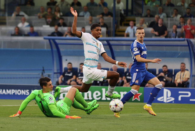 Bek Chelsea, Wesley Fofana, tak bisa menggagalkan pemain Dinamo Zagreb, Mislav Orsic, mencetak gol saat pertandingan Liga Champions di Stadion Maksimir, Zagreb, Kroasia, Selasa (6/9/2022). Foto: Antonio Bronic/Reuters