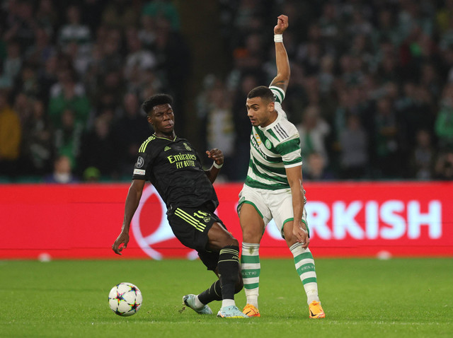 Pemain Real Madrid Aurelien Tchouameni duel dengan Georgios Giakoumakis dari Celtic saat pertandingan di Celtic Park, Glasgow, Skotlandia, Inggris pada Selasa (6/9/2022). Foto: Lee Smith/Reuters