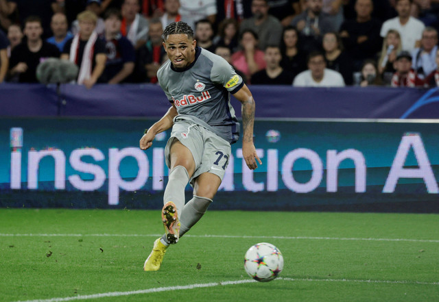 Pemain FC Salzburg Noah Okafor mencetak gol pertama mereka saat pertandingan melawan AC Milan di Red Bull Arena Salzburg, Salzburg, Austria pada Selasa (6/9/2022). Foto: Leonhard Foeger/Reuters