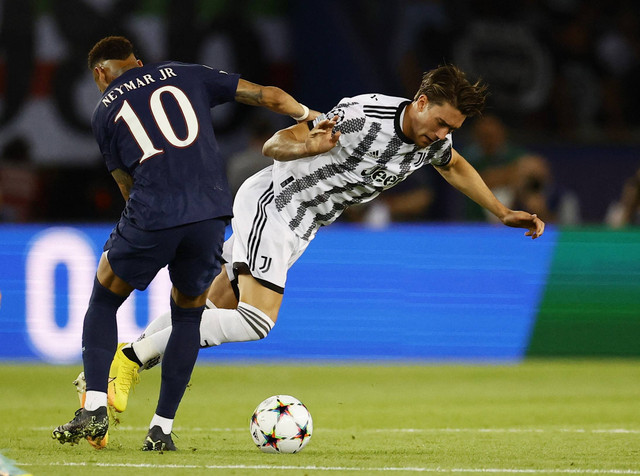 Neymar dari Paris St Germain duel dengan Dusan Vlahovic dari Juventus saat pertandingan di Parc des Princes, Paris, Prancis, Selasa (6/9/2022). Foto: Sarah Meyssonnier/Reuters