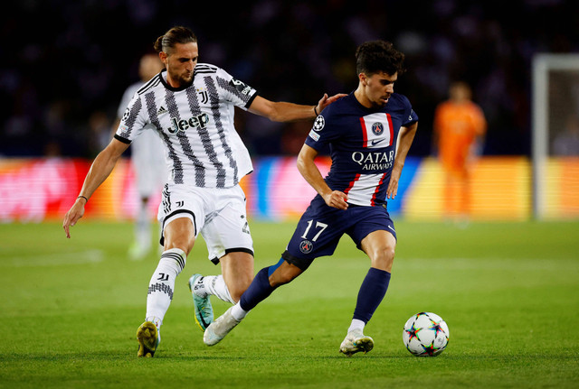 Vitinha dari Paris St Germain duel dengan Adrien Rabiot dari Juventus di Parc des Princes, Paris, Prancis, Selasa (6/9/2022). Foto: Sarah Meyssonnier/Reuters