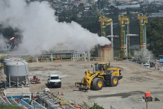 Alat berat digunakan pada pembangunan sumur produksi Pembangkit Listrik Tenaga Panas Bumi (PLTP) PT Geo Dipa Energi di kawasan dataran tinggi Dieng Desa Kepakisan, Batur, Banjarnegara, Jawa Tengah, Selasa (6/9/2022). Foto: Anis Efizudin/Antara Foto