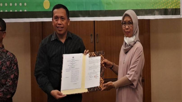 Kepala Dinas Kominfo Kabupaten Gorontalo Sumanti Maku dan Kepala Dinas PPPA Kabupaten Gorontalo, Femi Waty Umar usai melakukan penandatanganan MOU. Rabu, (6/9). Foto: Dok istimewa