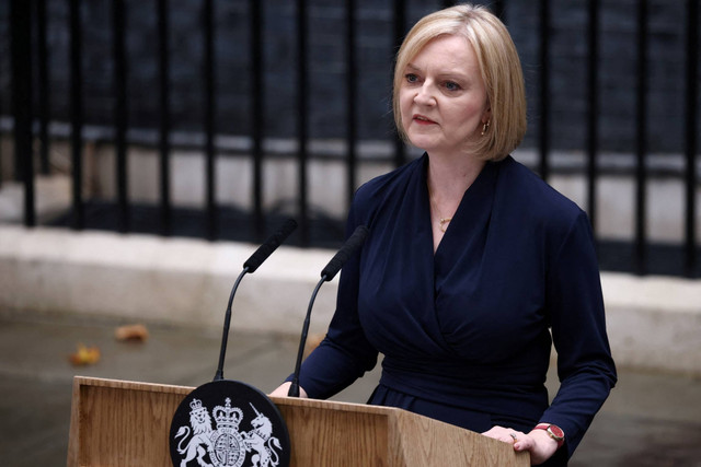 Perdana Menteri Inggris yang baru Liz Truss menyampaikan pidato di luar Jalan Downing Nomor 10, di London, Inggris, Selasa (6/9/2022). Foto: Henry Nicholls/REUTERS
