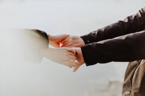 Ilustrasi Cara Memuliakan Istri Sesuai Ajaran Rasulullah SAW (Foto: Unsplash)