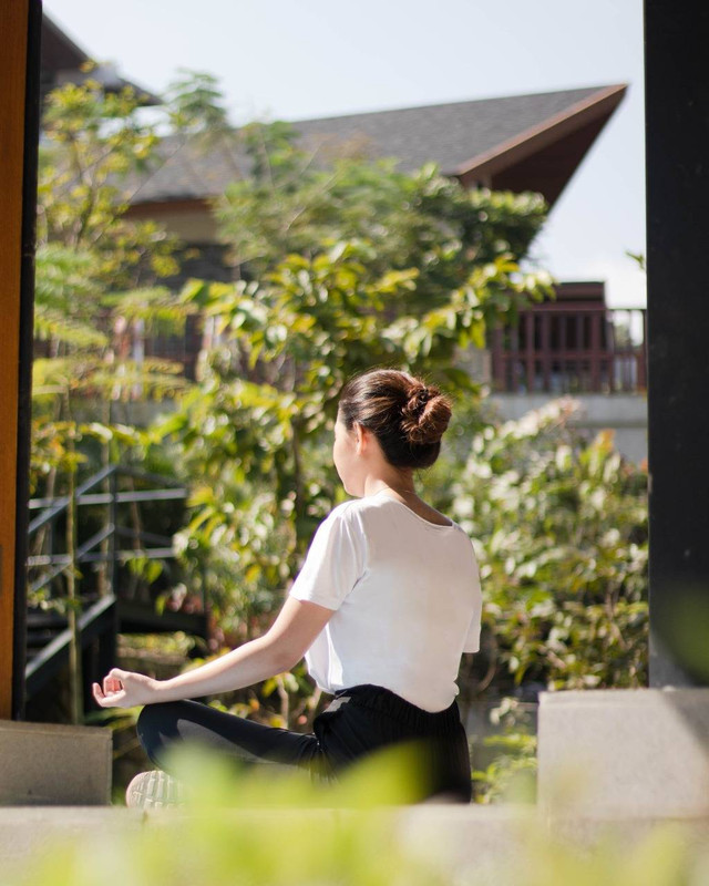 lustrasi tamu hotel yang sedang bermeditasi. Foto: Dok. Pullman Vimala Hills