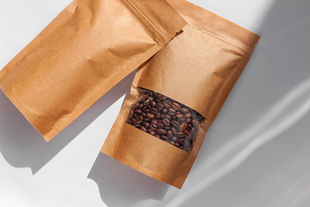 Ilustrasi menyimpan biji kopi. Foto: KawaiiS/Shutterstock