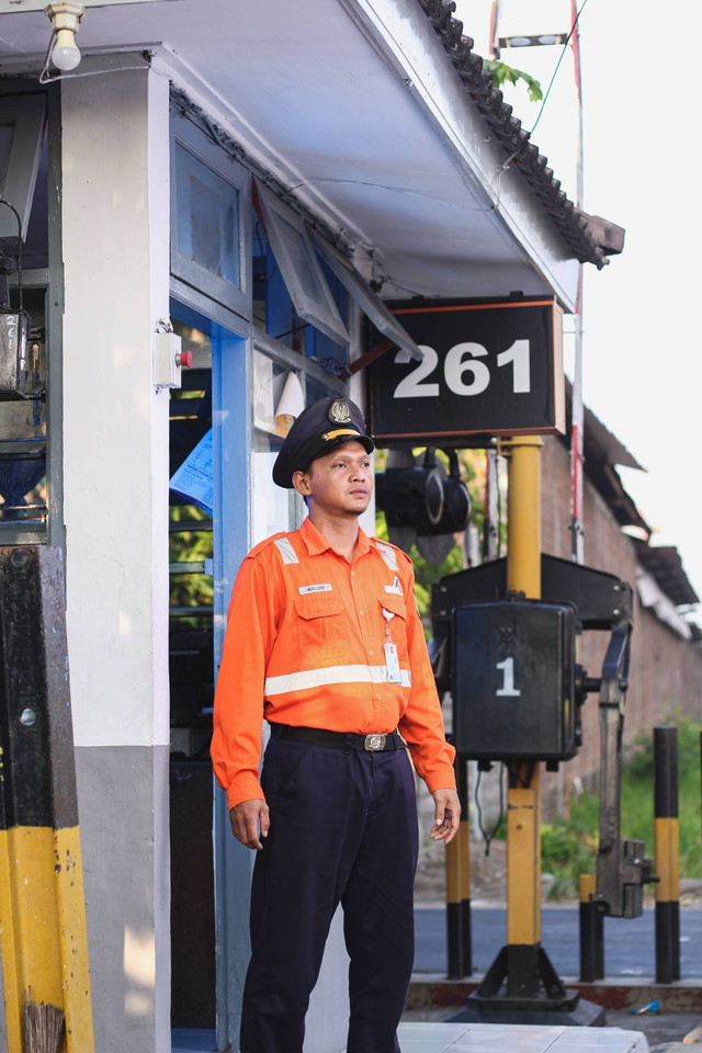 Ilustrasi Penjaga Jalan Lintasan (PJL) kereta api yang sedang bertugas. Foto: yebemoto/Shutterstock