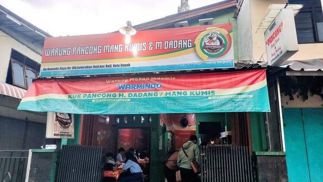 Suasana luar warung Kue Pancong Mang Kumis dan Haji Dadang pada sore hari. Foto: Riad Nur Hikmah/kumparan