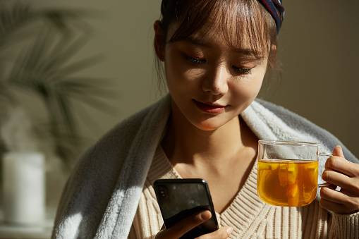 Ilustrasi sedang lihat aplikasi jual beli barang bekas. Foto: Pixabay