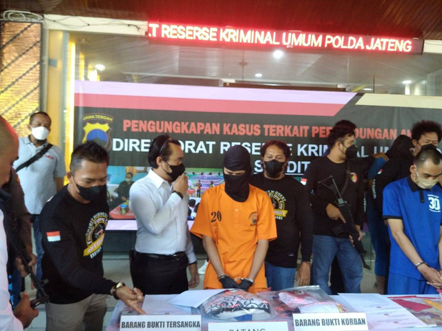 Tampang AM (33) guru SMP di Batang yang cabuli puluhan siswinya saat dihadirkan dalam jumpa pers di Polda Jateng, Rabu (7/9/2022). Foto: Intan Alliva/kumparan