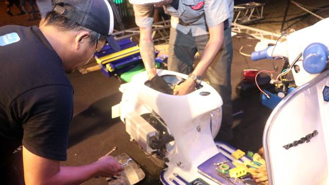 Proses perakitan vespa konvensional menjadi motor vespa listrik.
