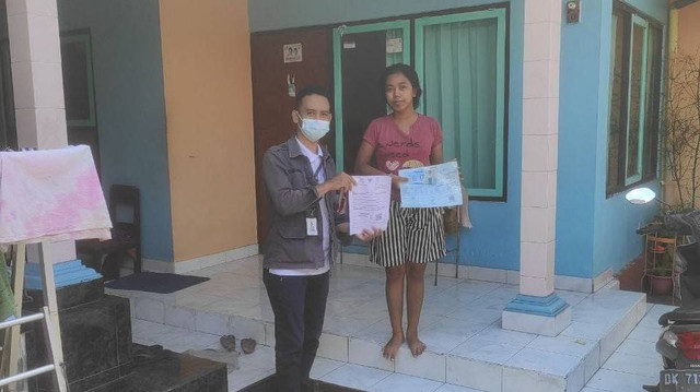 Penyerahan bantuan pangan non tunai - Dok.Kantor Pos