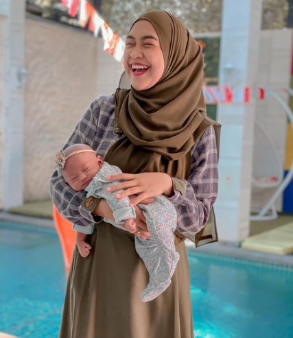 Ria Ricis dan anak pertamanya. Foto: Instagram/riaricis1795