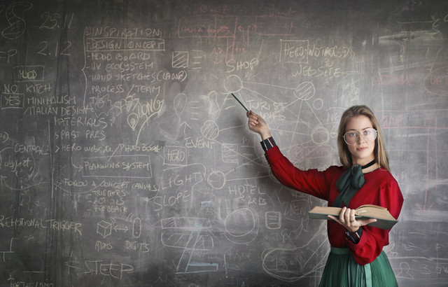 Ilustrasi Contoh Soal UTS Matematika Kelas 8 Semester 1, Foto Pexels Andrea Piacquadio