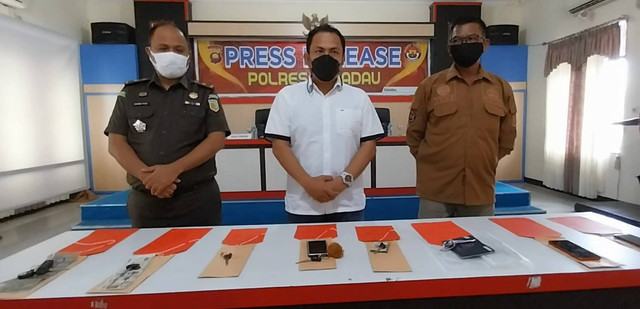 Kasat Reskrim Polres Sekadau (tengah) bersama Kasi Humas Polres Sekadau (kanan) dan Kasi Pidum Kejari Sekadau (kiri) menunjukkan sejumlah baran bukti yang diamankan terkait kasus curanmor. Foto: Dina Mariana/Hi!Pontianak