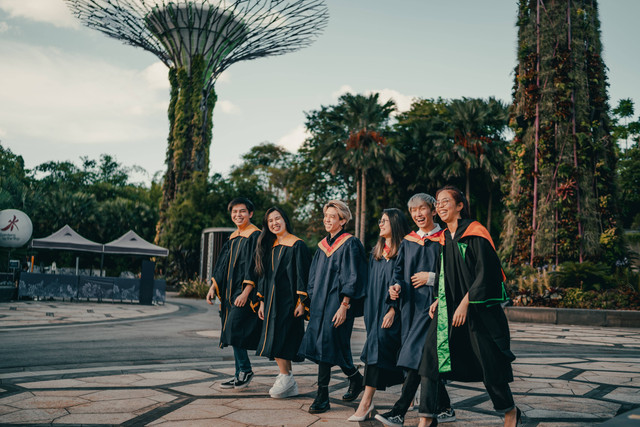 Ilustrasi Contoh Teks MC Perpisahan Sekolah yang Singkat dan Jelas. (Foto: Albert Vincent Wu | Unsplash.com)